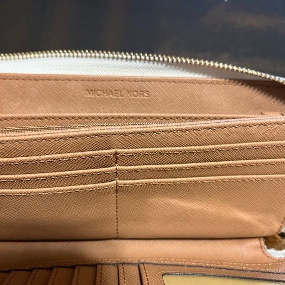 Michael Kors Jet Set Continental Accordion Wallet - Picture 9 of 13